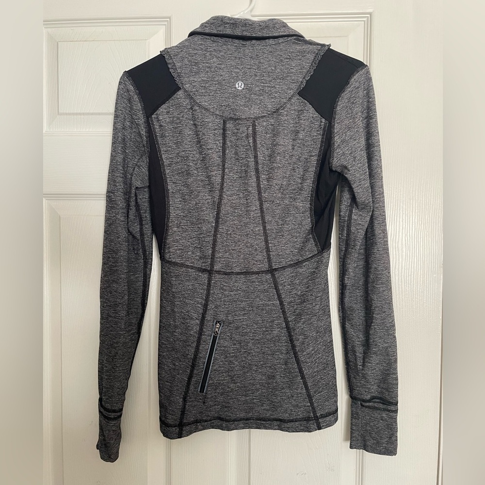 Lululemon Women’s Jacket Grey and Black Quarter Zip Size 4 Thumbholes  Active